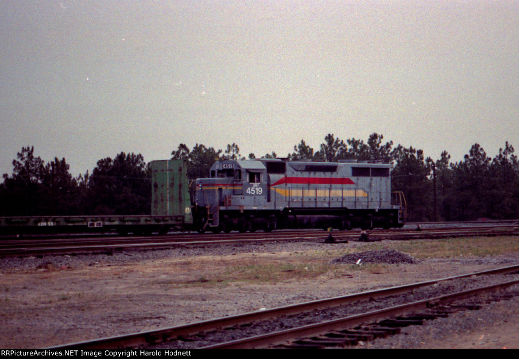 CSX 4519 works the yard